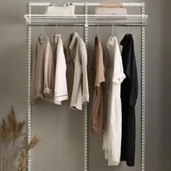 Erityisesti Vaatesailytykseen Soveltuva Elfa Aloituspakkaus Sisaltaa Kantokiskon, Riippukiskot, Lankahyllyn Ja Vaatetangon. Helppo Laajentaa Myohemmin