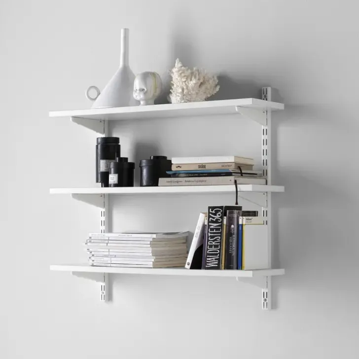 Hyva Valmisratkaisu, Joka Sisaltaa Kaiken Mita Tarvitset Kolmen Hyllyn Kirjahyllyn Luomiseen. Plug-In -Teknologian Ja Seinakiskojen Reikien Ansiosta Helppo Asentaa Oikein Vatupassia Kayttaen.